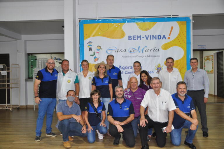 Rotary Club Marechal Rondon repassa sete computadores à Casa de Maria