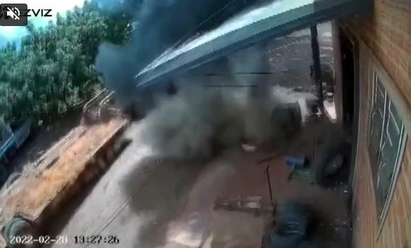 Pneu explode e casal escapa de grave acidente em borracharia de Marechal Rondon; veja vídeo