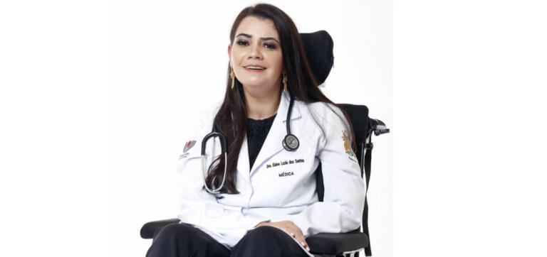 Conheça a história da “doutora perseverança”, prestes a graduar-se em Medicina pela Unioeste movimentando somente as pálpebras
