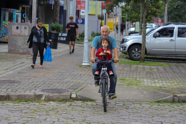 Uso de máscaras em ambientes fechados deixa de ser obrigatório no Paraná