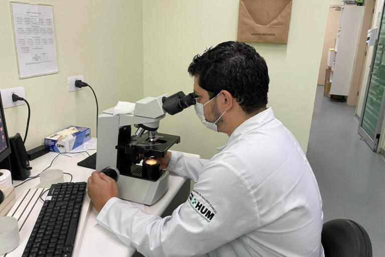 Laboratório do Hospital Universitário da UEM realiza mais de 610 mil exames em um ano