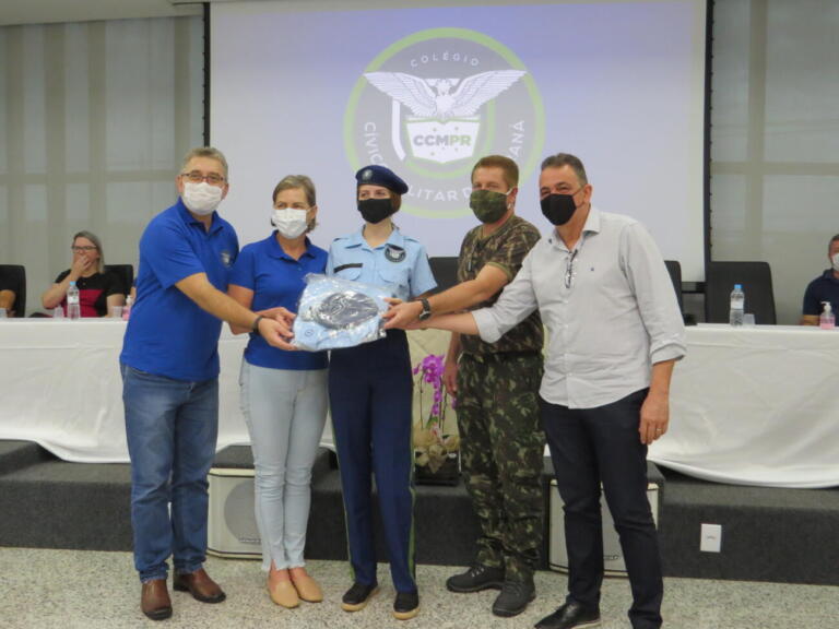 Estudantes das escolas cívico-militares de Marechal Rondon recebem uniformes de gala