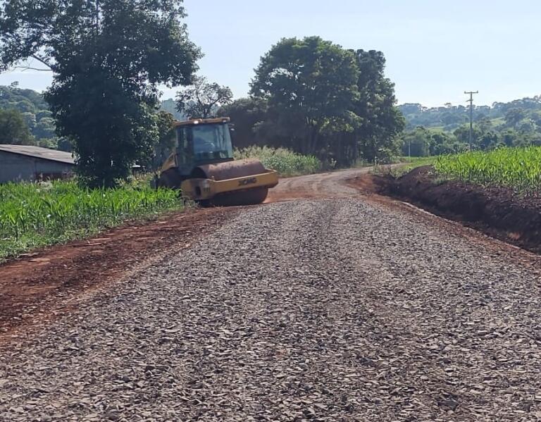 Infraestrutura executa melhorias de estrada no interior de Iguiporã
