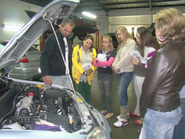 Núcleo Automotivo promove curso de mecânica básica para mulheres