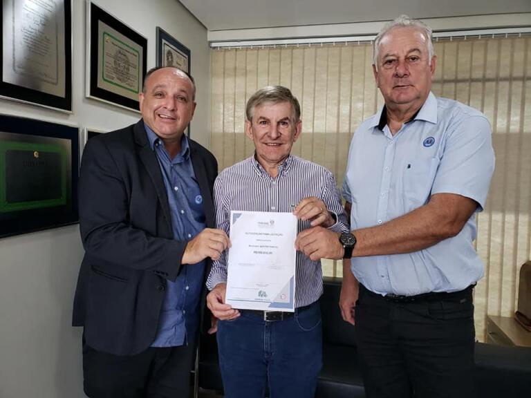 Quatro Pontes é contemplado com convênios do Estado para maquinários e veículos