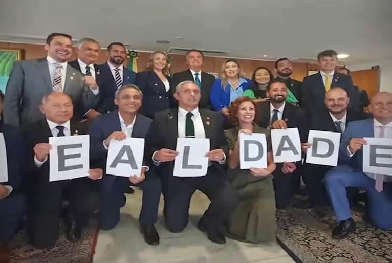Carla Zambelli, Maurício do Vôlei e Netinho se filiam ao Partido Liberal