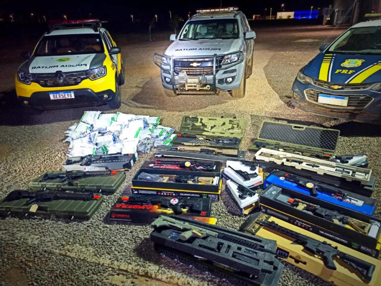 Polícias apreendem 18 simulacros de arma de fogo e 121 quilos de agrotóxicos em Toledo