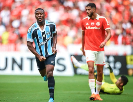 Grêmio vence Inter no Beira-Rio e fica perto de vaga na final do Gauchão