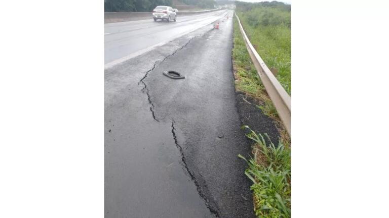 Rachadura em acostamento de rodovia rodovia da região deixa motoristas em alerta