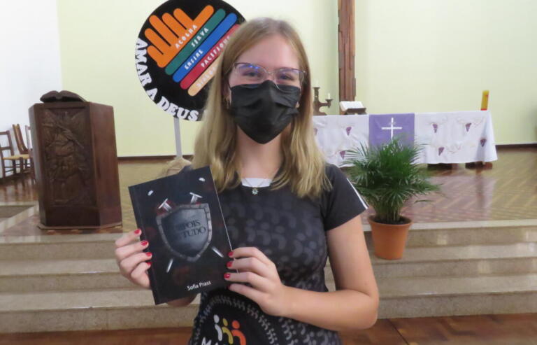 Aluna do Colégio Martin Luther lança primeiro livro aos 16 anos