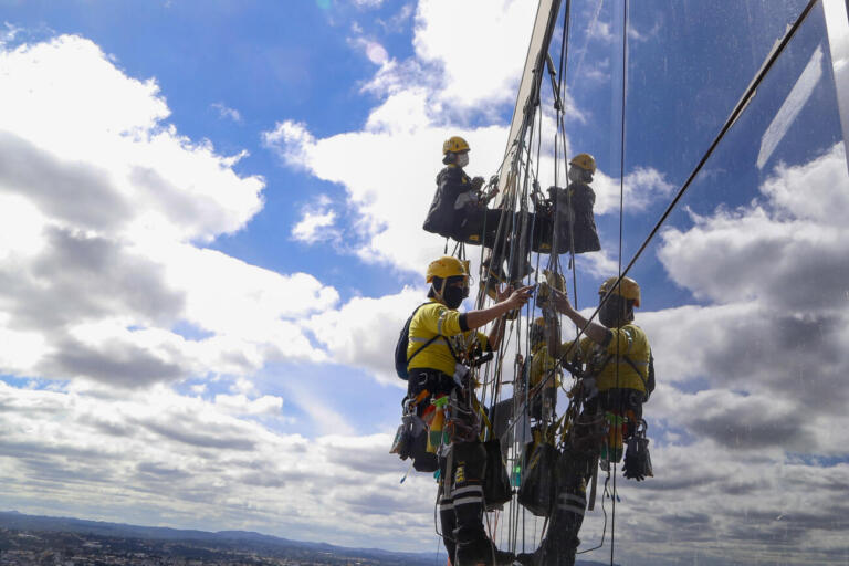 Com 28,5 mil vagas abertas, Paraná lidera a geração de empregos no Sul do país em fevereiro