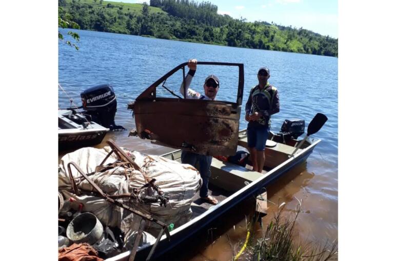 Mutirão de limpeza recolhe mais de uma tonelada de lixo do Rio Iguaçu