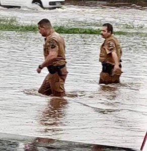 PM fala sobre imagem de policiais andando em ruas alagadas de Foz do Iguaçu