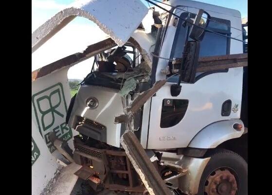 Caminhão sai da pista e bate contra poste e ponto de ônibus na rodovia entre Marechal e Nova Santa Rosaosa