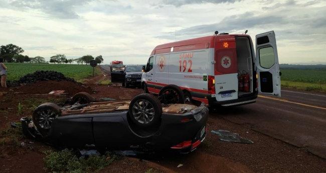 Mulher resulta com ferimentos após capotar o carro na PR-497