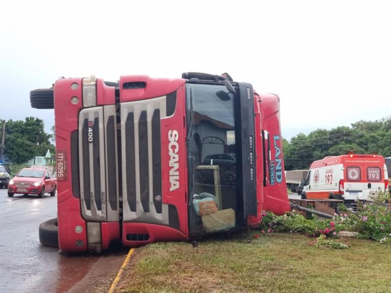 Carreta carregada com óleo tomba no portal de entrada de Marechal Rondon