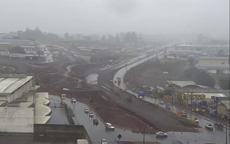 Cascavel teve rajada de vento de 100 km/h; alerta vermelho para temporais na região continua