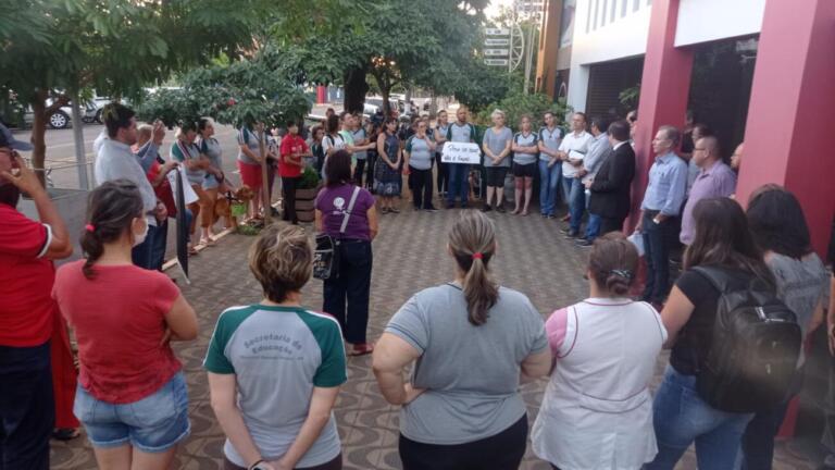Professores municipais fazem manifestação em frente à Câmara rondonense por reajuste do piso salarial
