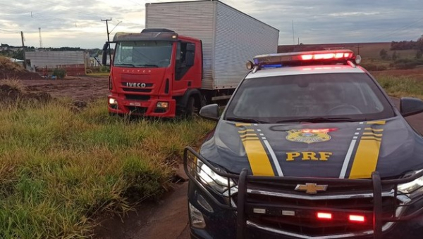 Após fugir por 13 quilômetros da PRF, suspeito de contrabando salta de caminhão em movimento; veja o vídeo