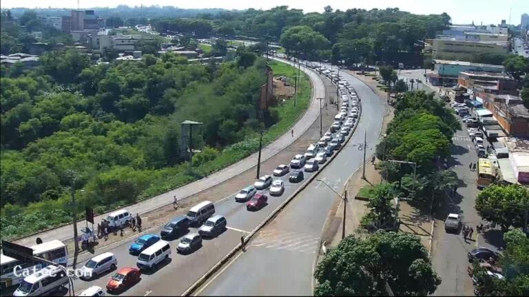 Motoristas fecham Ponte Internacional da Amizade contra aumento dos combustíveis