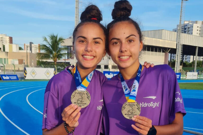 “Gêmeas corredoras” do Paraná conquistam medalha de ouro e vaga para os Jogos Escolares Mundiais
