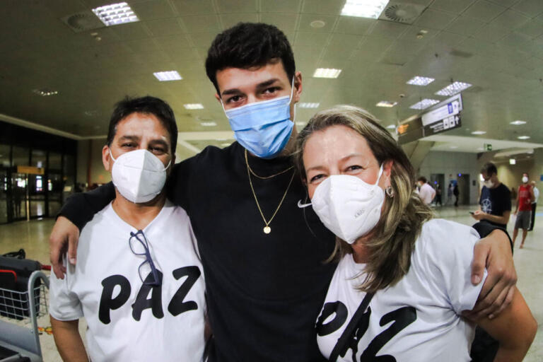 Rondonense vindo da Ucrânia chega a Curitiba e reencontra família