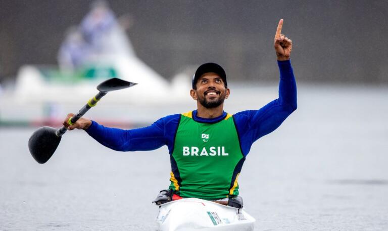 Após mudança de barco, brasileiro quer retomar topo da paracanoagem