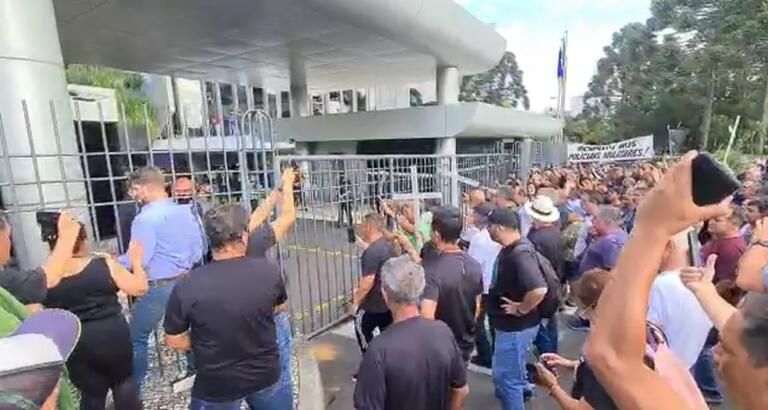 Servidores do Paraná pressionam por negociação de reajuste salarial; deputados pedem mais tempo para análise