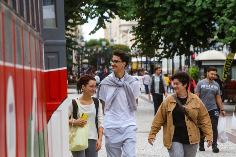 Nove dias após liberação das máscaras ao ar livre, números da pandemia seguem em queda no Paraná