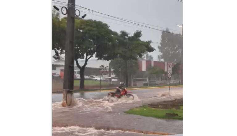 Água da chuva arrasta até Fusca em Marechal Rondon; moto também é derrubada com a enxurrada. Veja vídeos