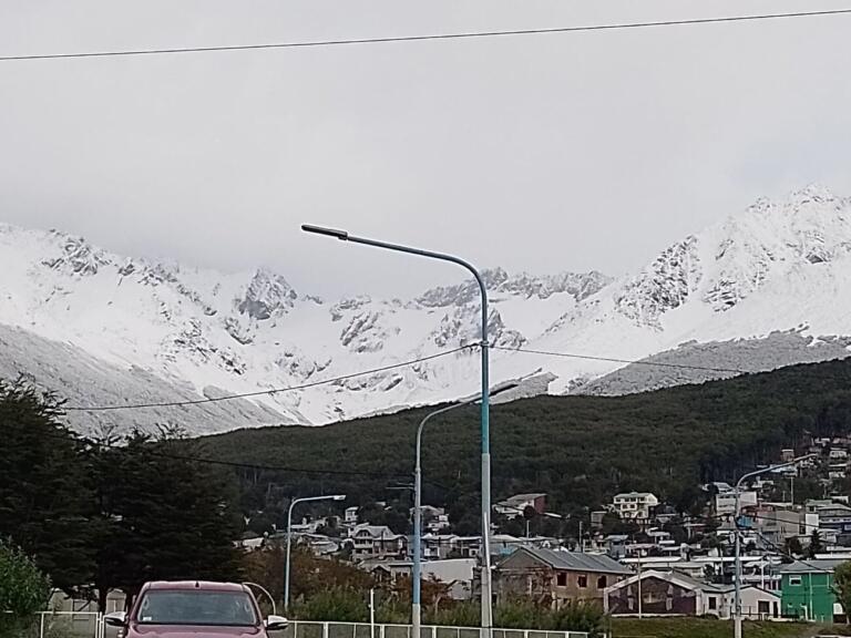Neve na Patagônia anuncia primeiro frio do outono e traz massa de ar frio que chega ao Sul do Brasil neste sábado