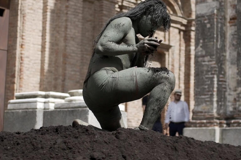 Artista indígena Uýra fará performance inédita no Brasil no Museu Paranaense