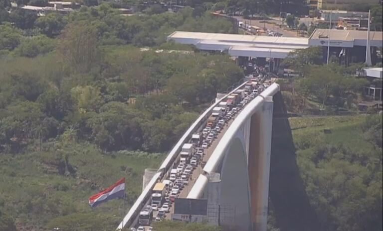 Acordo entre manifestantes e Polícia Nacional alivia o movimento na Ponte da Amizade