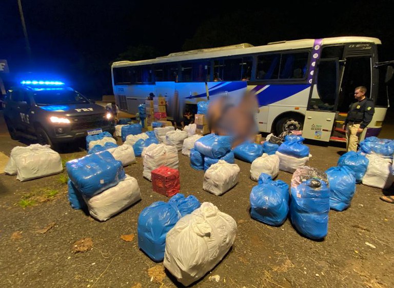 PRF apreende mais de meia tonelada de maconha, eletrônicos, pneus e cigarros em operação na fronteira