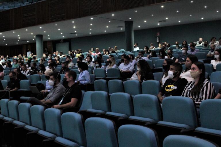 Painel sobre Desafios com Senecavírus abre programação do Encontro Regional da Abraves-PR