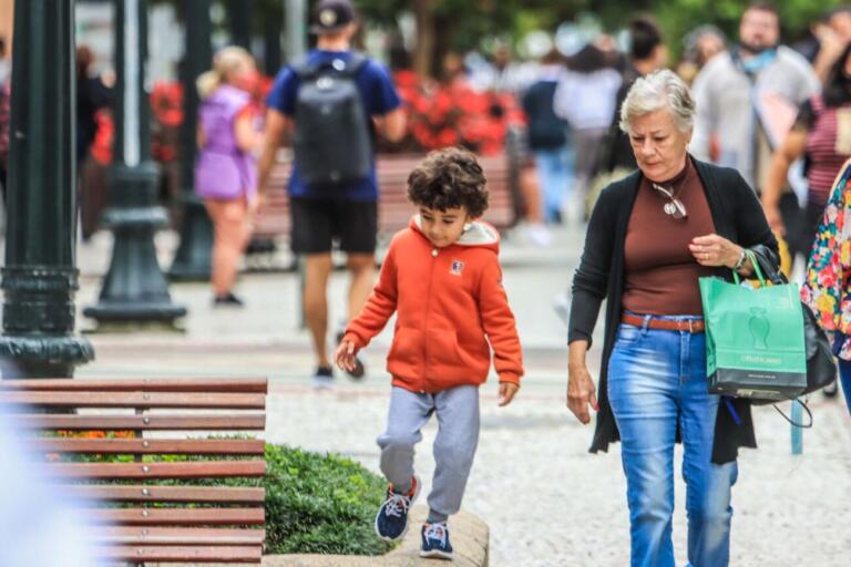 Renda dos paranaenses cai 12,5% em dois anos, indica IBGE