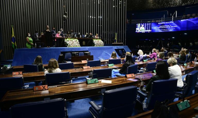 Senado aprova projeto que limita ICMS dos combustíveis