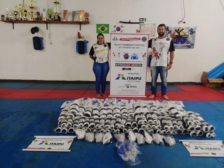 Projeto Formando Campeões entrega uniformes de taekwondo