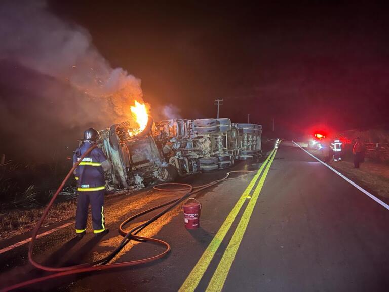 Carreta é destruída pelo fogo após tombar em rodovia da região; semirreboque estava carregado com cigarros contrabandeados
