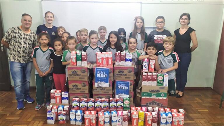 Turmas do contraturno da Escola Antonio Rockenbach arrecadam leite em prol da Uopeccan