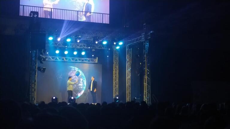 Show de ilusionismo marca 54 anos da Acimacar e leva milhares de pessoas ao Ney Braga