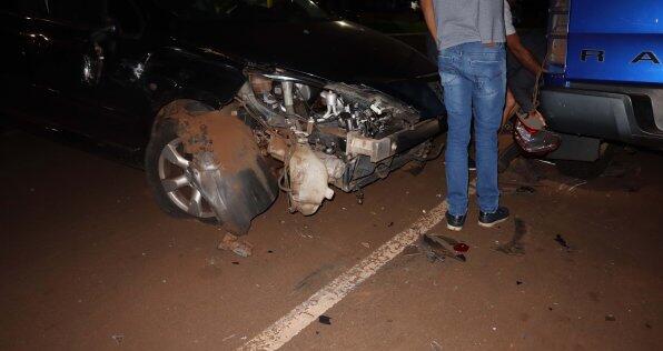 Motorista perde controle e bate em camioneta estacionada em Santa Helena