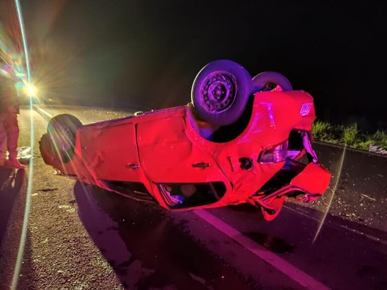 Jovem de 24 anos fica ferido em capotamento na BR-467