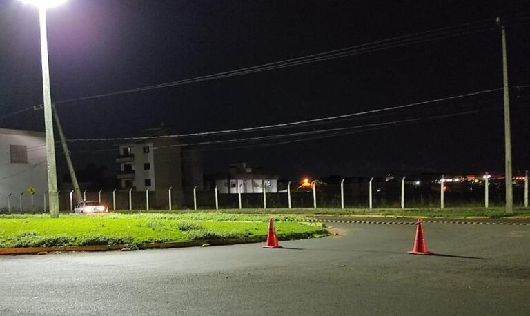 Motorista perde controle da direção e colide veículo contra poste