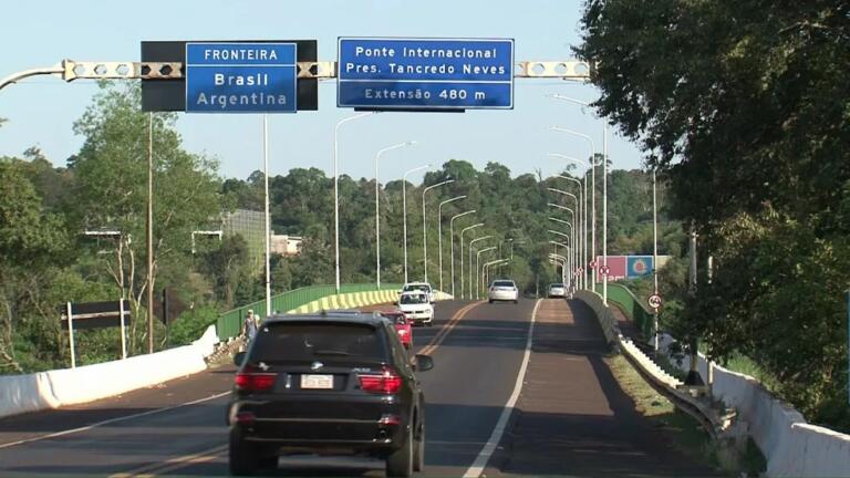 Argentina deixa de exigir carteira de vacinação contra Covid para turistas que chegam via terrestre; veja as regras