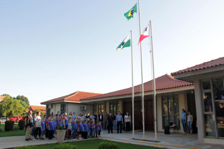Secretaria de Educação realiza ato cívico em alusão aos 46 anos de Nova Santa Rosa