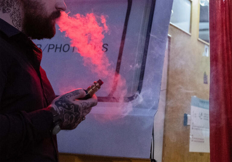 Projeto de lei quer proibir o uso e comercialização de cigarros eletrônicos no Paraná