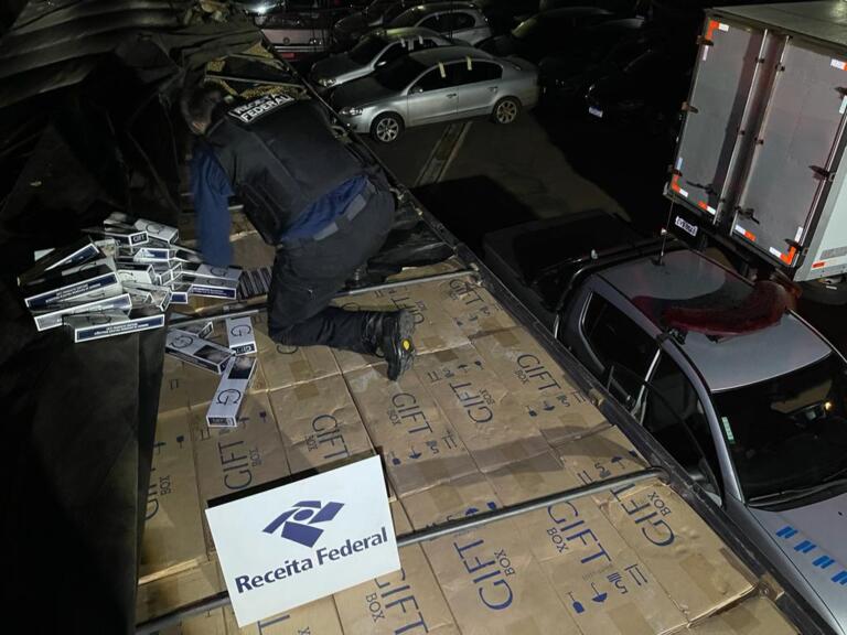 Receita Federal apreende carreta com 300 mil maços de cigarros estrangeiros na região de Cascavel
