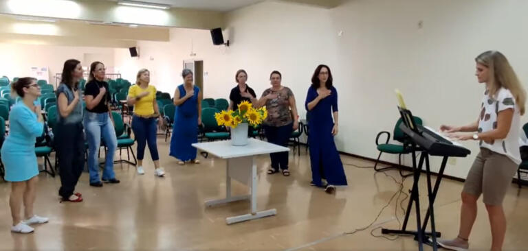Coro Feminino Girassol retoma ensaios presenciais após desafios de cantar on-line; inscrições estão abertas