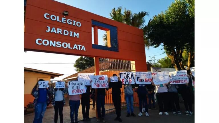 Estudantes protestam contra aulas EAD no Colégio Consolata em Cascavel